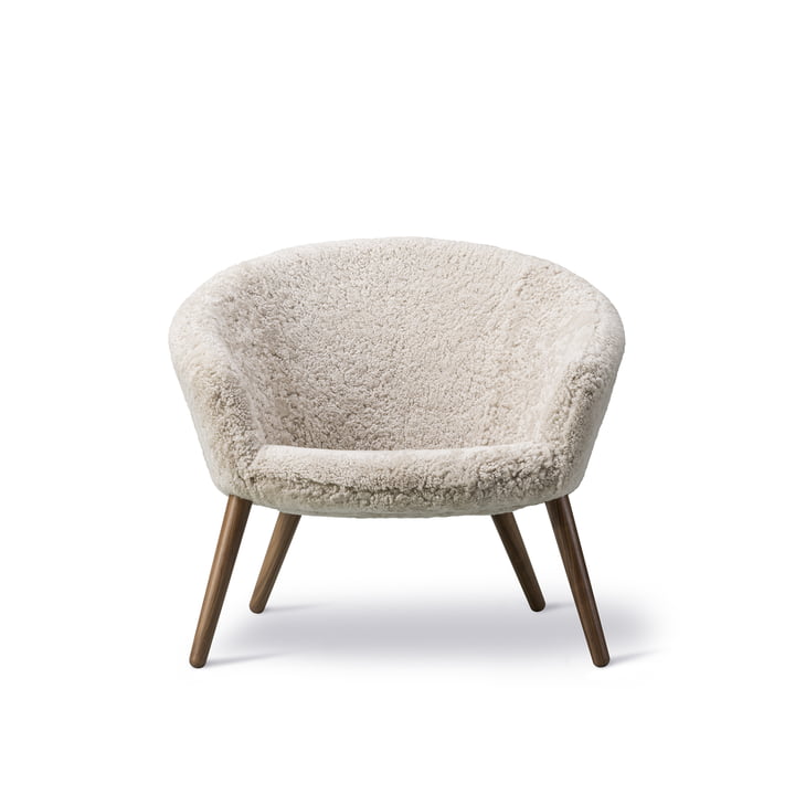 Ditzel Lounge fauteuil, schapenvacht / notenhout by Fredericia