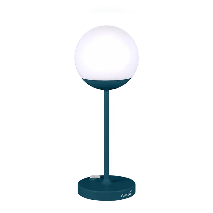 Mooon! Batterij LED lamp van Fermob in de kleur acapulco blauw