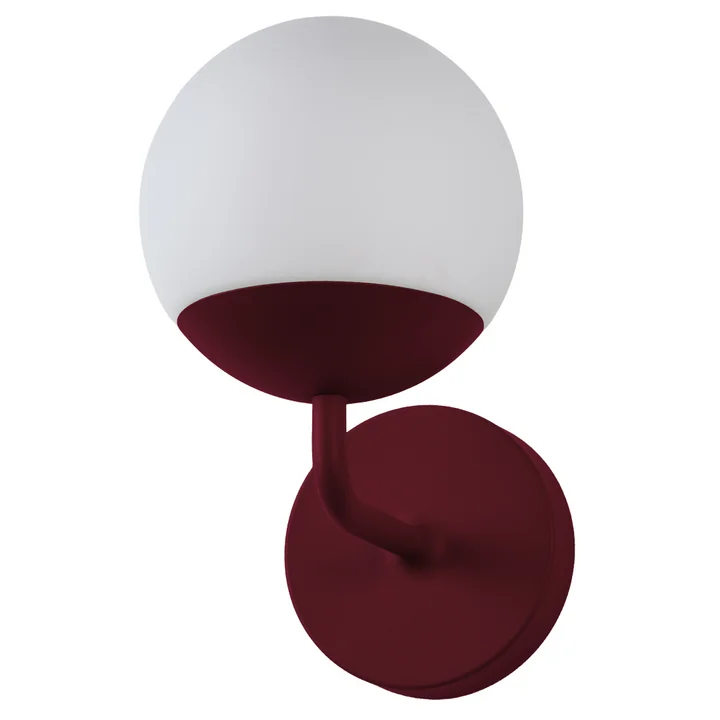 Mooon! Wandlamp van Fermob in de kleur black cherry