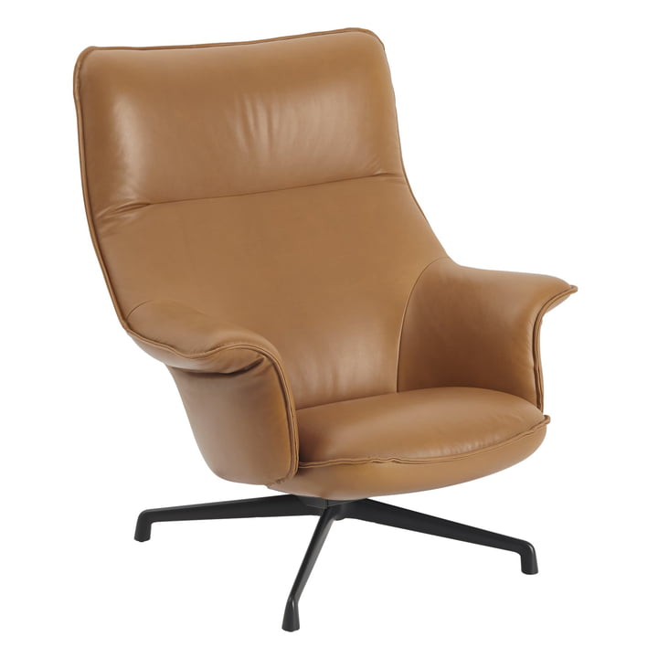 Doze Lounge Chair antracietzwarte draaivoet / cognac kleurige bekleding (Refine leer) van Muuto