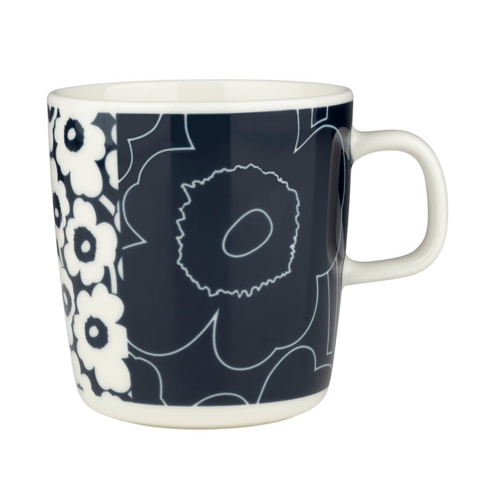 Oiva Unikko Kollaasi mok met handvat, 400 ml, wit/donkerblauw by Marimekko