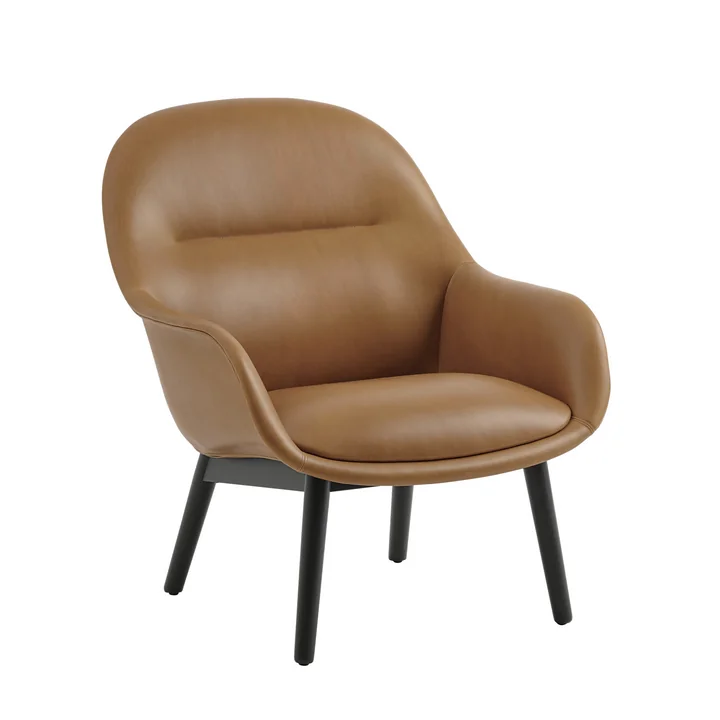 Muuto - Fiber Lounge Armchair Wood Base, zwart / Refine leder cognac
