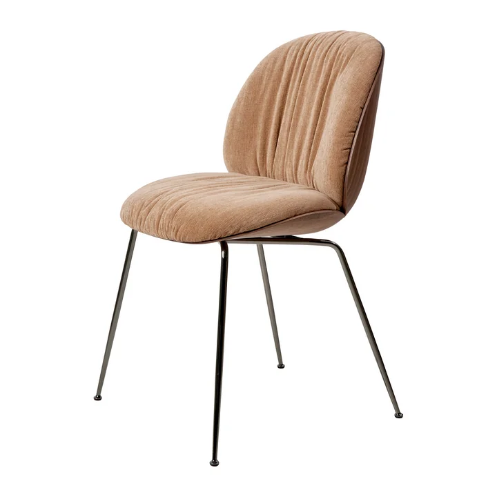 Gubi - Beetle Soft Dining Chair, voor bekleed, zwart chroom / zitschaal walnoot / Belsuede Special FR Dedar (132)