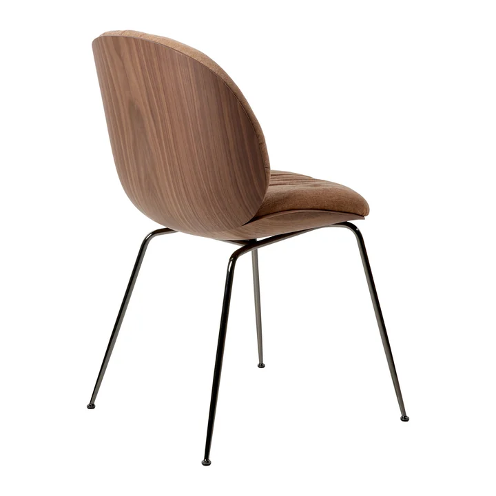 Gubi - Beetle Soft Dining Chair, voor bekleed, zwart chroom / zitschaal walnoot / Belsuede Special FR Dedar (132)