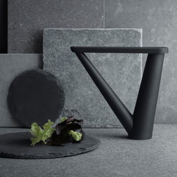 De Aldo Bakker oliedispenser van Georg Jensen in mat zwart gietstaal is een sculpturaal hoogtepunt in uw keuken.