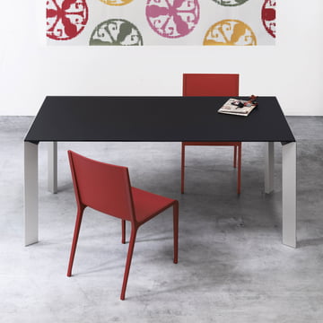 Kristalia Eettafel met rode stoelen
