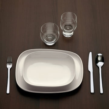 Ovale tafelgerei en bestek