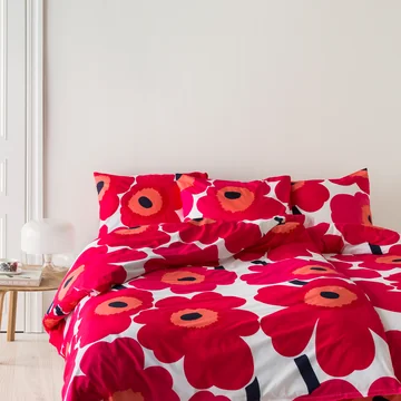 Unikko Dekbedovertrek en kussensloop van Marimekko met een rood en wit bloemenpatroon