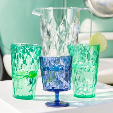 Glazen en karaffen uit de Koziol Crystal collectie in diverse kleuren