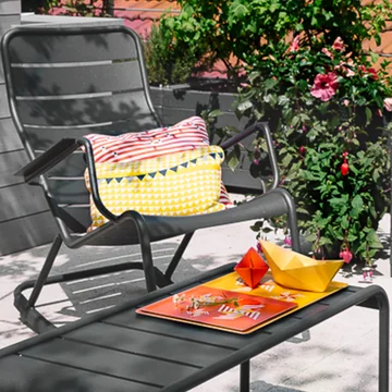 Luxembourg Fermob collectie op een zonnig terras