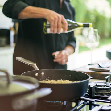 Rotisser Sauté Pan met deksel van Fiskars.