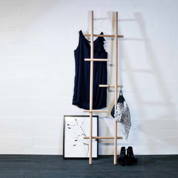 De kommod - Lendra Ladder / Leaning Coat Rack met kleding en accessoires