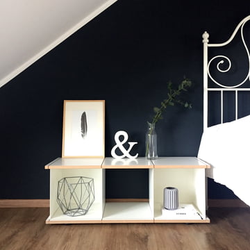 YU Plank van Konstantin Slawinski als nachtkastje