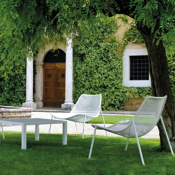 Emu - Ronde Serie, loungestoelen en een tafel in de tuin
