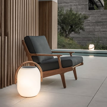 The Gloster - Bay Lounge Chair met Cocoon Solar Lamp