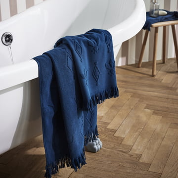 Parelmoeren handdoek en badlaken in blauw van Juna boven de badkuip