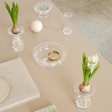 Oude Engelse hyacintvaas uit Holmegaard op tafel