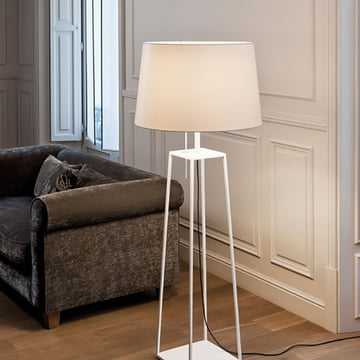 Tiffany 1 staande lamp van Carpyen in het wit in de woonkamer