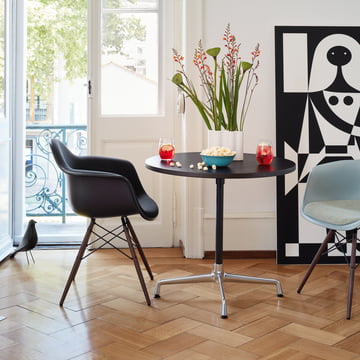 Vitra Bistrotafel met DAW stoelen in de woonkamer