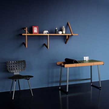 Taidgh Shelf D van ClassiCon gemaakt van notenhout.