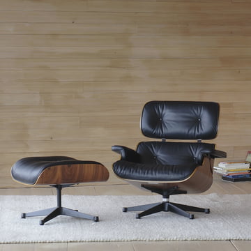 De Lounge Chair met voetenbank van Vitra combineert elegantie met zitcomfort.
