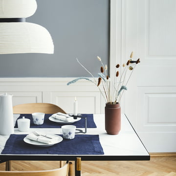 Eenvoudige placemat, diepblauw door Georg Jensen Damask op de eettafel