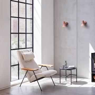 Type 80 Wandlamp, Rose Pink van Anglepoise in de woonkamer