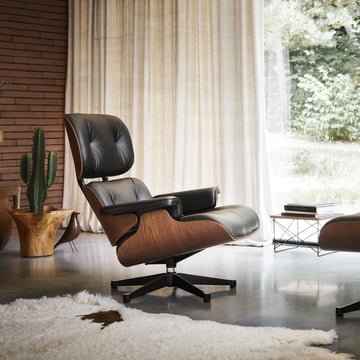 De loungestoel met voetenbank van Vitra combineert elegantie met zitcomfort
