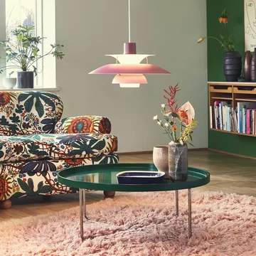 De PH 5 hanglamp, rozetinten van Louis Poulsen in de woonkamer