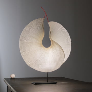 De Yoruba Rose LED tafellamp, wit (EU) van Ingo Maurer geeft kalmerend licht