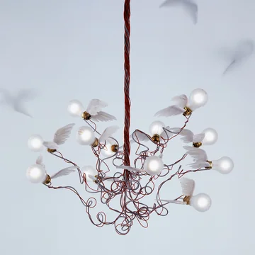 De Birdie hanglamp, rood van Ingo Maurer staat voor een kudde lichtgevende vogels.