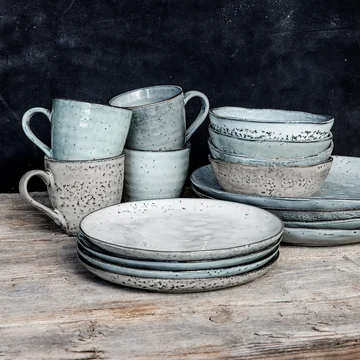De Rustic beker H 9 cm, grijs-blauw van House Doctor in combinatie met borden en kommen