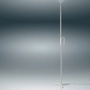 De Tobia LED-bodemlamp van Foscarini in het wit heeft een expressieve vorm.
