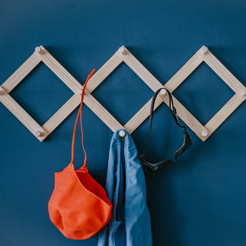 De Lia wandkast van side by side op een blauwe wand met zwemspullen