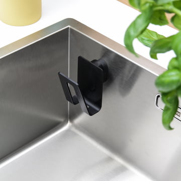 De magnetische sponshouder van Happy Sinks kan in een oogwenk worden vastgemaakt