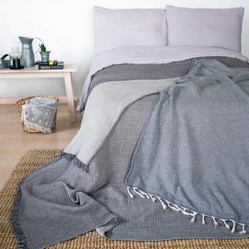 De Cocoon deken van Collection zet accenten op het bed.