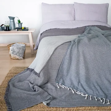 De Cocoon deken van Collection zet accenten op het bed.