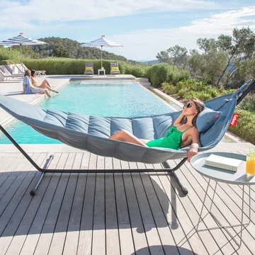 De Headdemock hangmat van Fatboy bij het zwembad