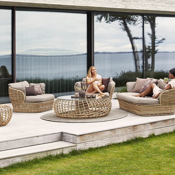 De Basket Outdoor banken en loungestoelen van Cane-line op het terras