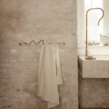 Curvature handdoekrek en Organic badhanddoek van Ferm Living