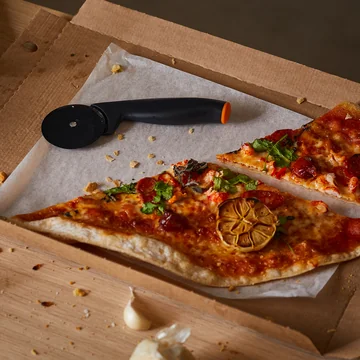 Functional Form Pizzasnijder van Fiskars in zwart/oranje