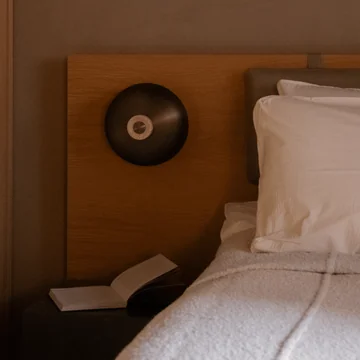 Audo - Reverse LED wandlamp, Ø 24 x H 15,5 cm, gebronsd messing / travertin steen (hard-wired)