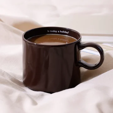 Design Letters - Nordic Jumbo Porseleinen mok, Is het vandaag vakantie / bruin
