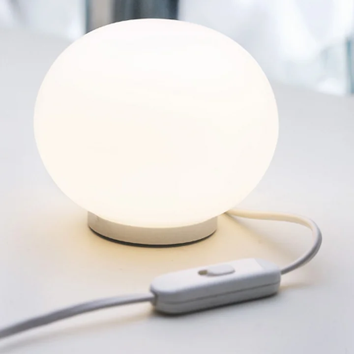 Delicaat licht met de Mini Glo-Ball tafellamp van Flos