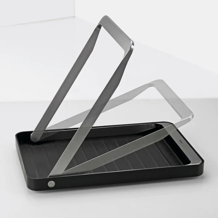 Het ergonomische handvat van de Take away dienblad van Stelton