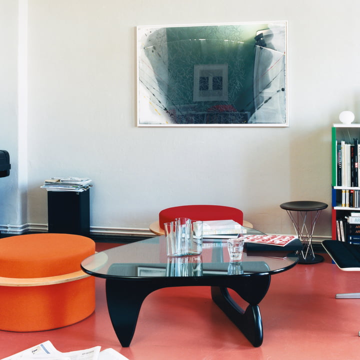 De salontafel van Vitra in een moderne woonkamer