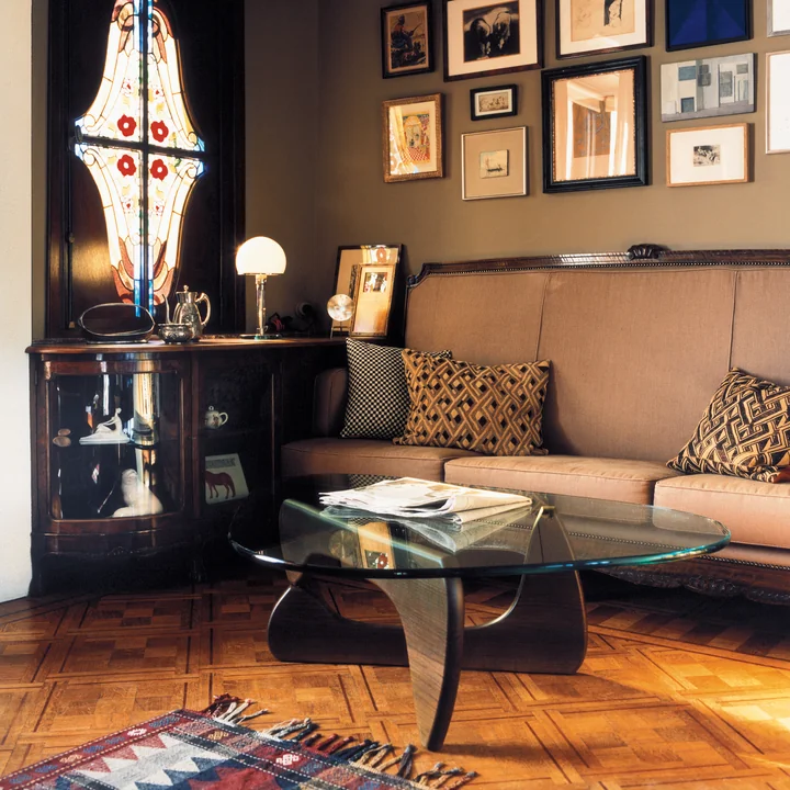 De Coffee Table van Vitra in een retro omgeving