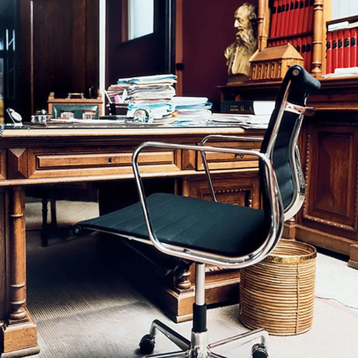 Aluminium Group EA 117 van Vitra