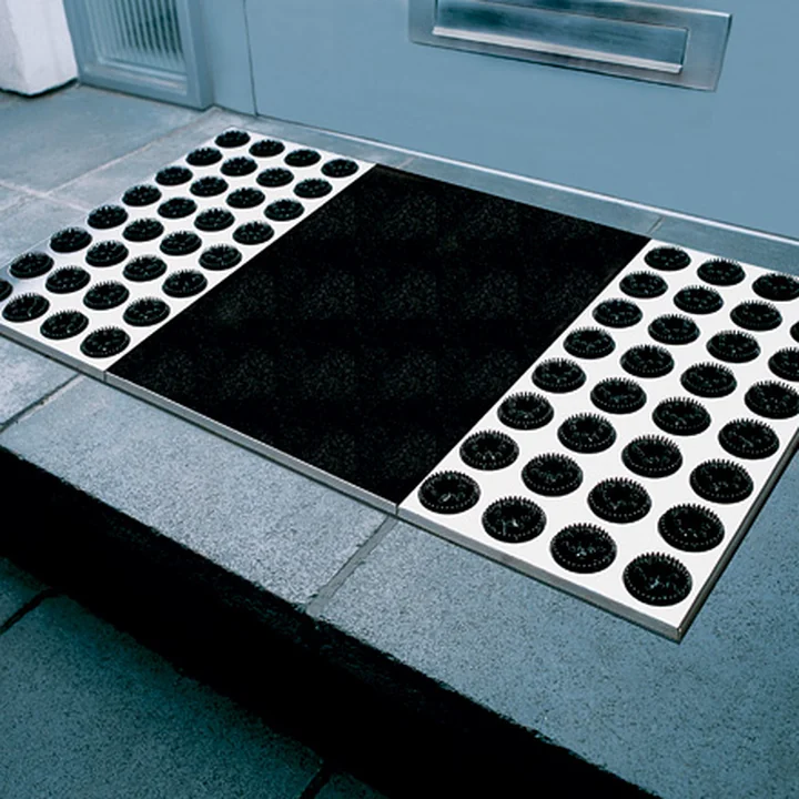 Reinig de zolen met de Radius Design voetsteunen II-deurmat in zwart