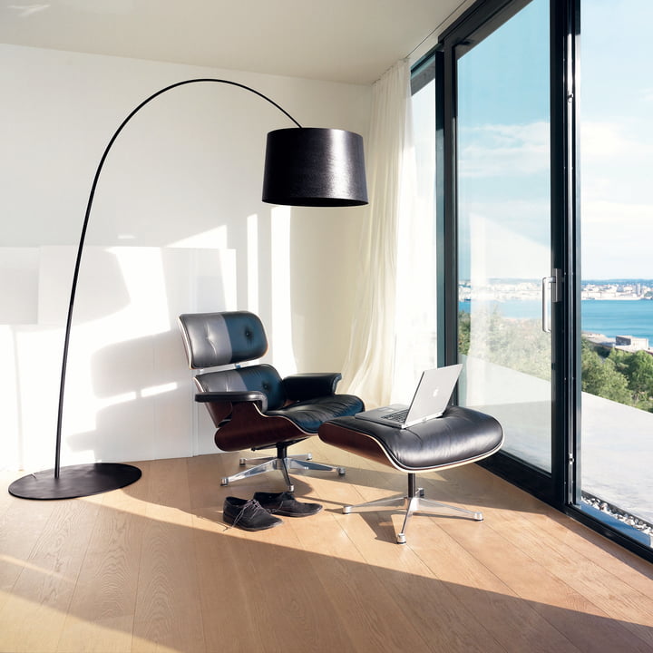 Twiggy booglamp van Foscarini met loungestoel & Ottoman van Vitra